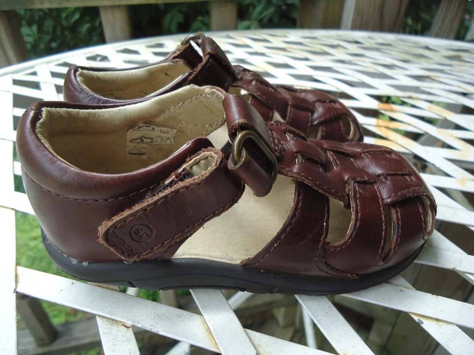 Sandálias pescador Stride Rite meninos crianças 7,5M marrom estilo anos 90 Y2K gancho laço - Imagem 4 de 4