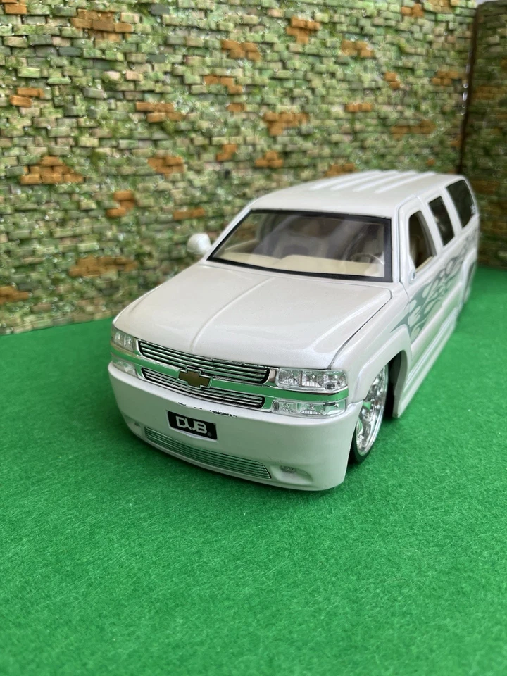 Chevrolet Suburban – Dub City / Jada Toys – Escala 1:18 - Imagen 2 de 4