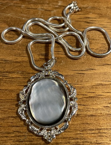 Vintage Silvertone Abalone Pendant With Rhinestone Accents On 22” long chain - Picture 3 of 12
