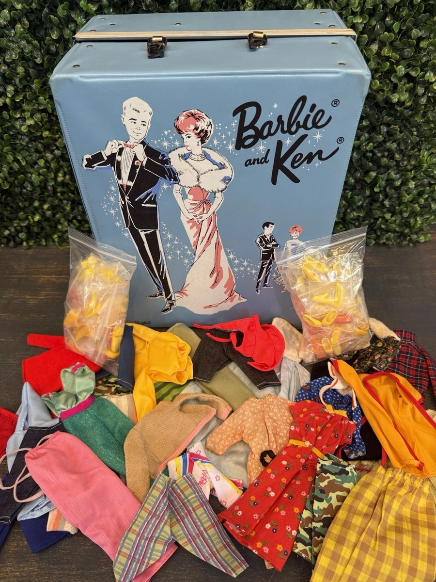 Coffret De Rangement Vintage Barbie Et Ken - 1963 - Rouge - Avec 2 Poupées Et Vêtements