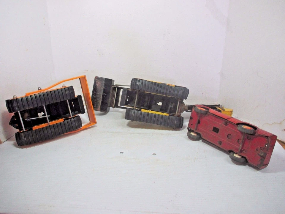 3 Vtg. Metal Tonka Toys - Front Loader Backhoe, Bulldozer, Red Jeep Truck 502030 - Image 2 of 4
