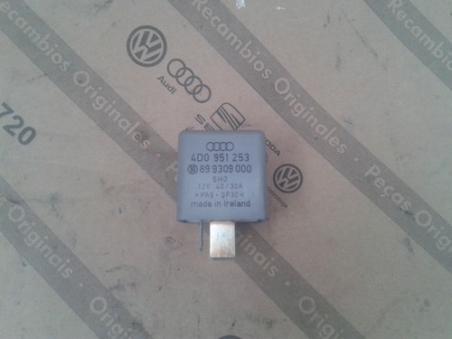 Audi A6 2,4 V6 121KW/165PS Limousine Typ 4B Kraftstoffpumpe Relais 8D0951253