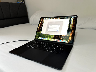 APPLE MacBook Air 15,3 Zoll (256GB SSD, Apple M2, 8GB RAM) Laptop - Mitternacht 