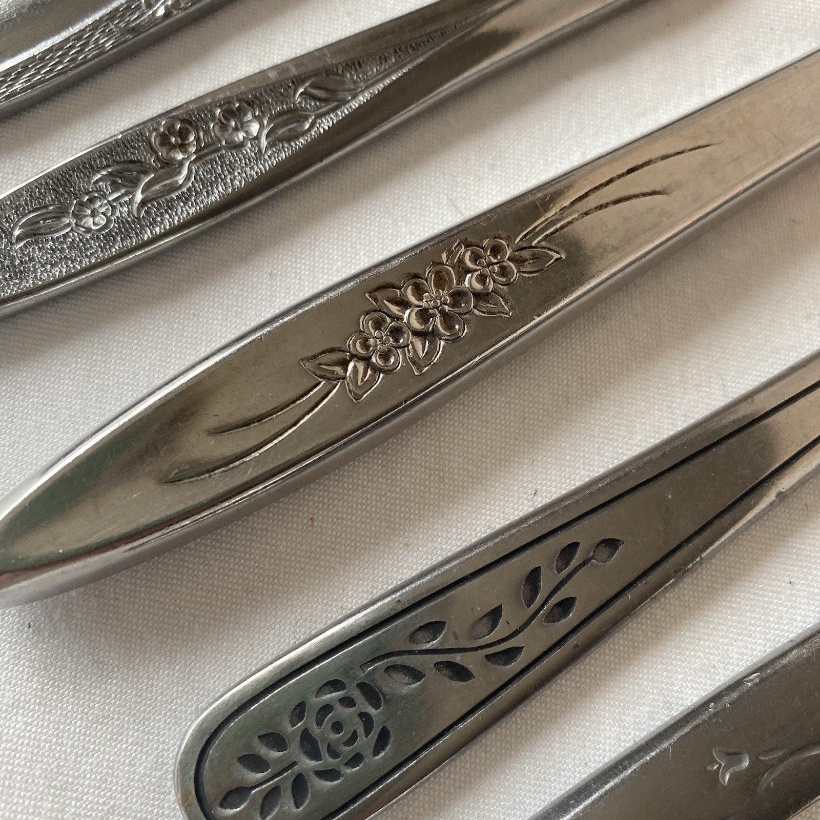 Mixed Lot 10 VTG Stainless Dinner Knives Floral MCM Mismatched Japan READ