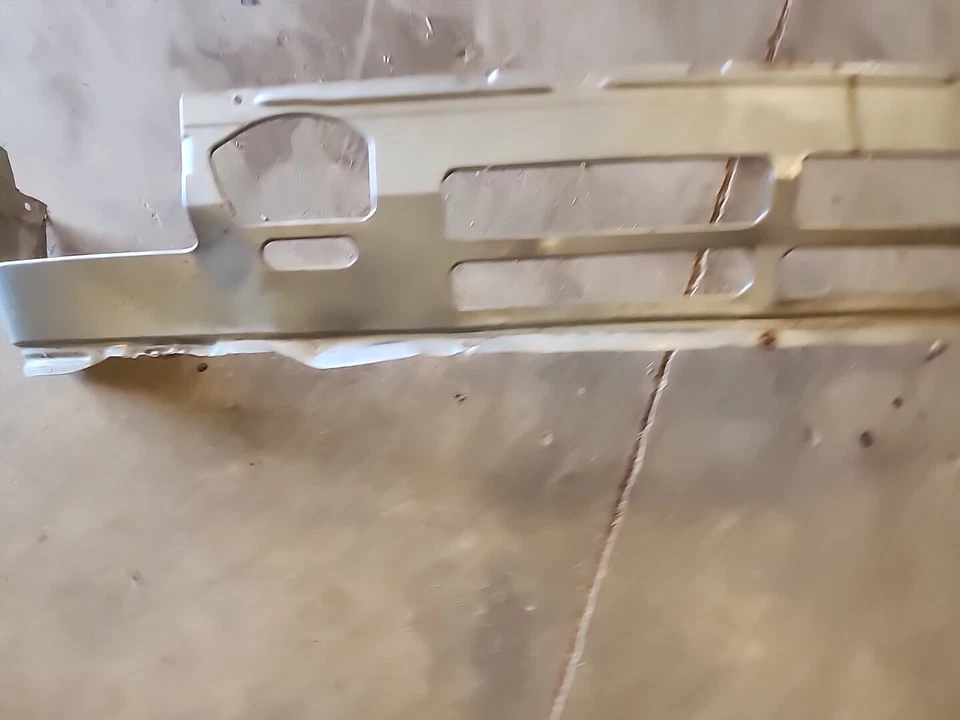 1984-1985 BMW 325e Front Metal Bumper Valance Early E30 325 84 85 Coupe Sedan Foto 3 de 4