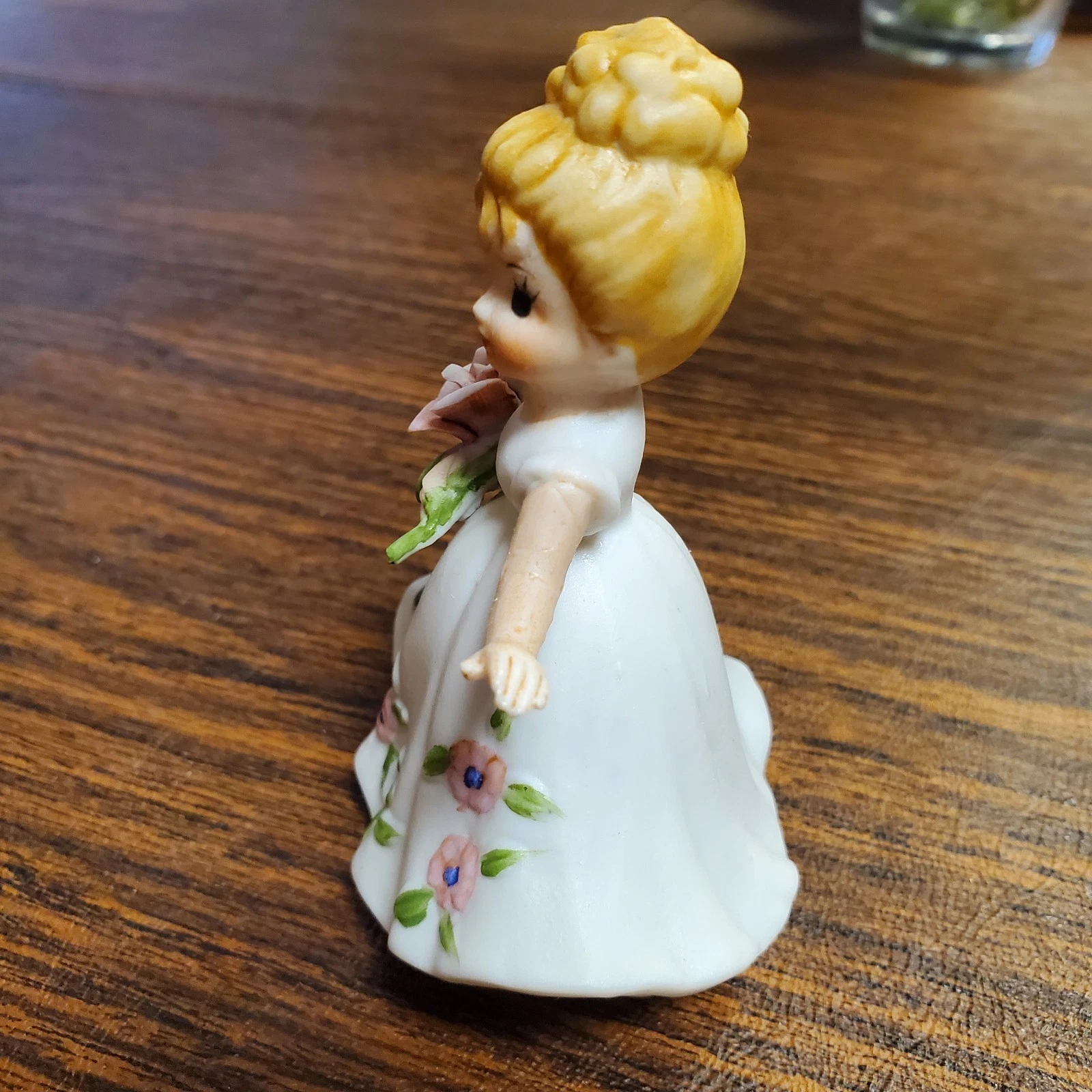 OFF WHITE Bambina vintage in ceramica con grande fiore vestito bianco sporco con fiori rosa 4"