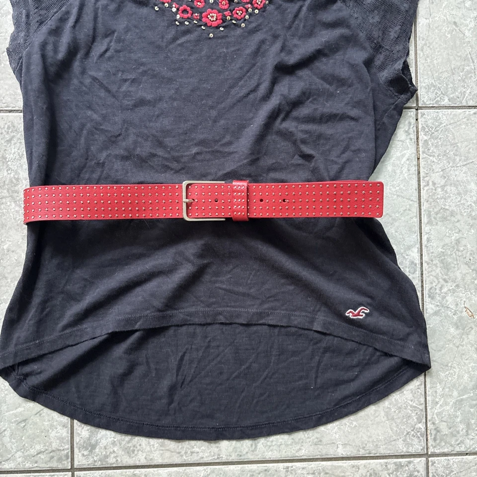 Camiseta Top Hollister De Colección Con Cuentas Azul Marino Rojo M y Cinturón Guess Cuero Mediana Foto 3 de 4