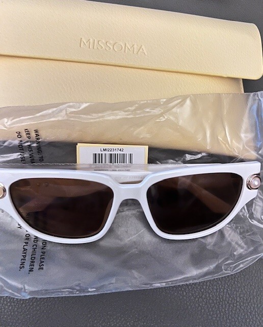 {{Le Specs x Missoma}} Serpens Link Sunglasses in Ivory Serpens Link Ivory Female Cat-Eye Sunglasses | Le Specs main image 4