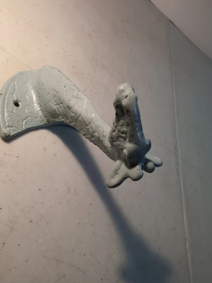 Gancho para abrigo jirafa bronce vintage 3 3/4" de alto pintado blanco Foto 3 de 4