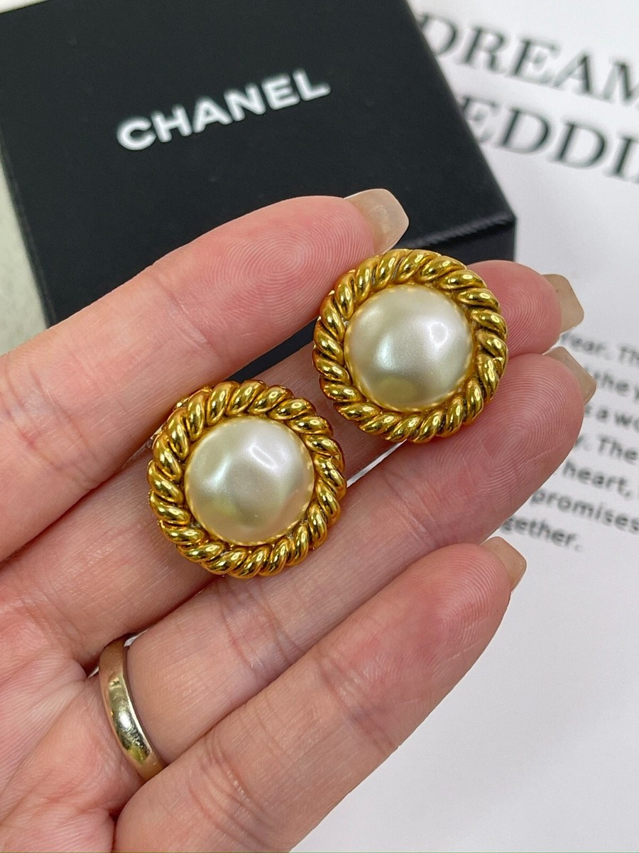 【Chanel】シャネル★earclip★パールイヤークリップ★ゴールド Chanel Ear Clips Pearl twisted gold gilt rim | eBay