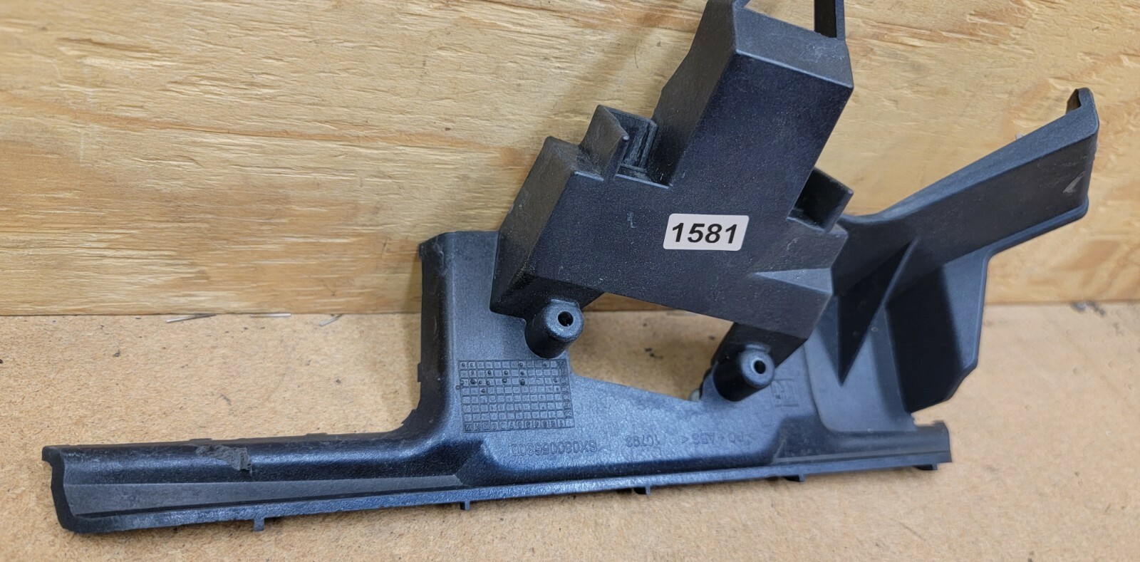 2008 - 2012 MASERATI GRANTURISMO FRONT RIGHT HEADLIGHT WASHER BRACKET 080056300