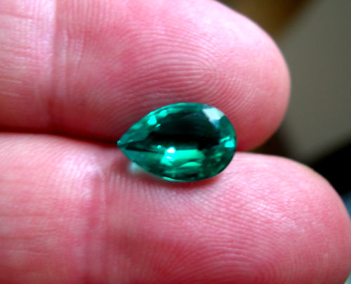 Émeraude hydrothermale 12x8mm qualité B pour votre bague de fiançailles personnalisée