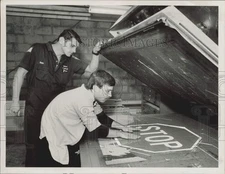 1988 Press Photo Guard Paul Koziol Watches Inmate Scott Campbell Make Stop Sign