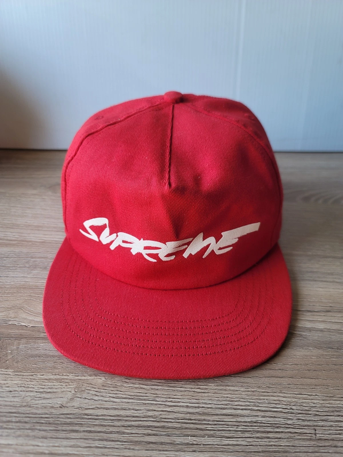 Casquette snap back 5 panneaux logo Futura rouge suprême