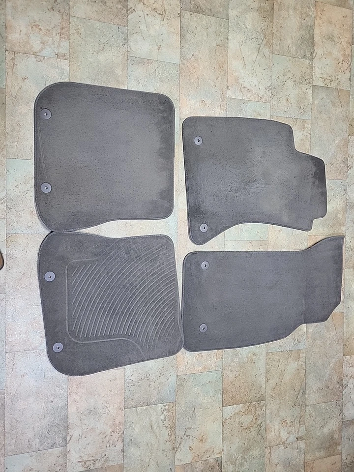 Alfombrillas Audi B5 A4 S4 OEM GRIS; ligeramente desgastadas por la edad. Foto 2 de 4