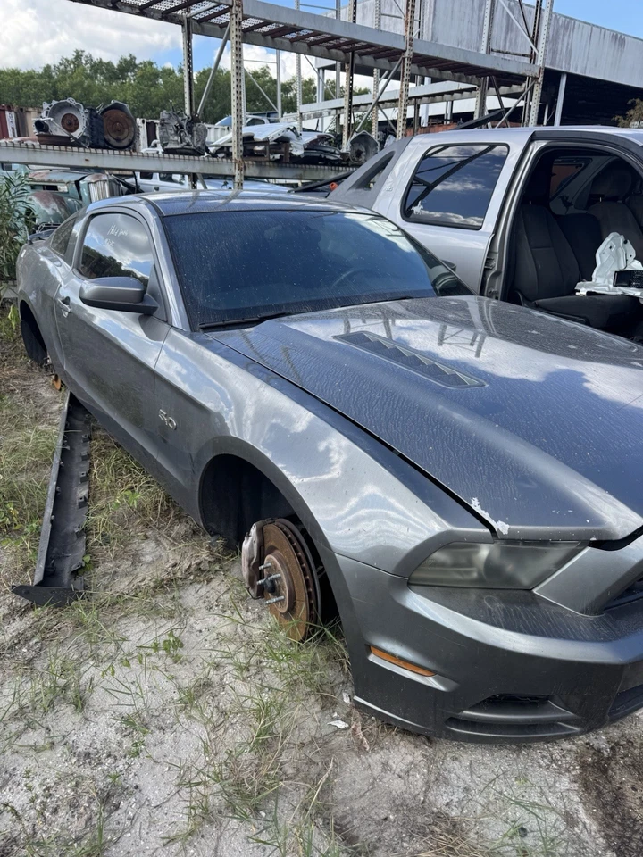 Pinzas de freno delanteras Brembo Ford Mustang GT 2015-2023 6 pistones Foto 3 de 4