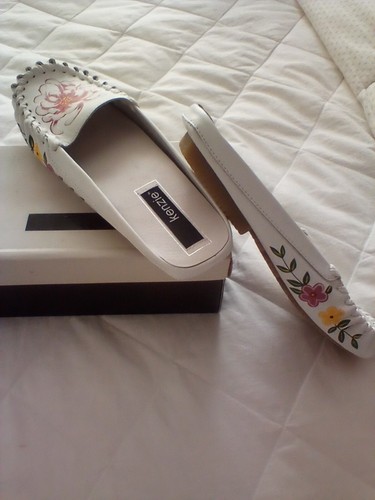 Kenzie Pantoletten weiß Leder und Blumen - Bild 1 von 5