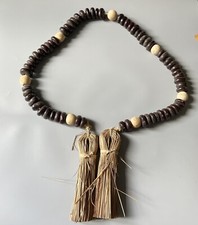 Important collier ( Mali? Peul? ) à grosses perles de bois et franges en raphia 