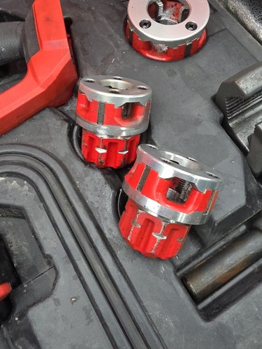 Kit filettatubi compatto monochiave Milwaukee M18 FUEL USATO con 4 matrici e batteria 8Ah - Foto 19 di 21