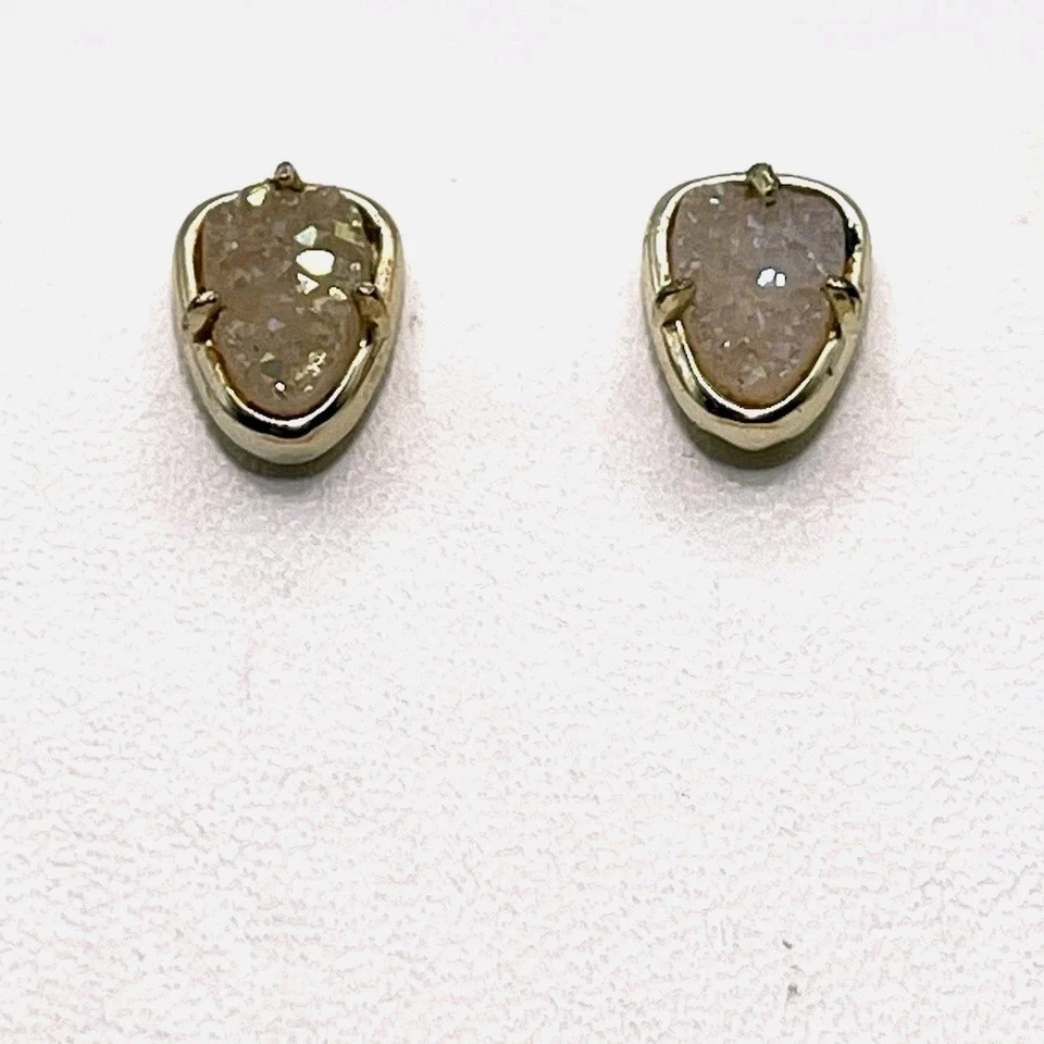 Brincos Kendra Scott Hazel iridescente drusa tom dourado pedra cintilante - Imagem 2 de 4