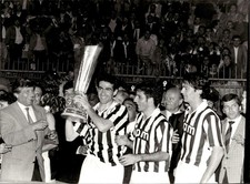 foto d'agenzia originale calcio vittoria squadra Juventus coppa uefa 1990 1