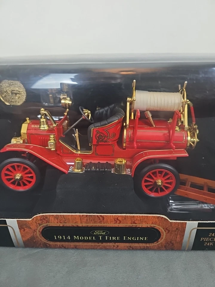 Camión de bomberos Ford Modelo T 1914 Signature Series enchapado en 24 k y madera real 1/18 NUEVO Foto 3 de 4