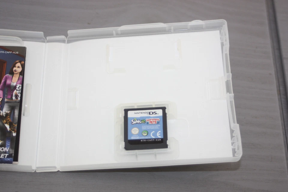 The Sims 2: Apartment Pets - Nintendo DS - Game + Manual - Image 4 of 4