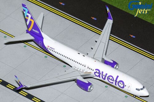 B737-800S AVELO AIRLINES REG: N801XT WITH STAND - GEMINI JETS G2VXP1097 1/200 - Afbeelding 1 van 1