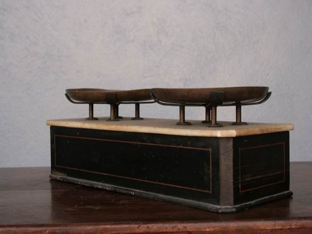 Ancienne balance d'épicerie Napoléon III (avec 6 poids) - Ma valise en carton