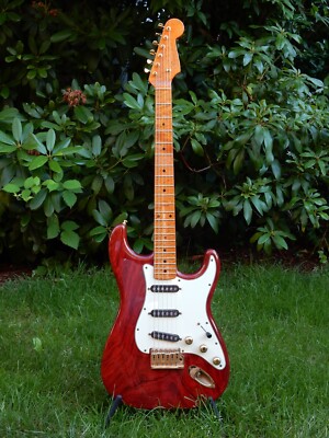 Stratocaster  by KUBICKI; Quilted-Birdseye-Maple-Hals; massiver Padauk-Body