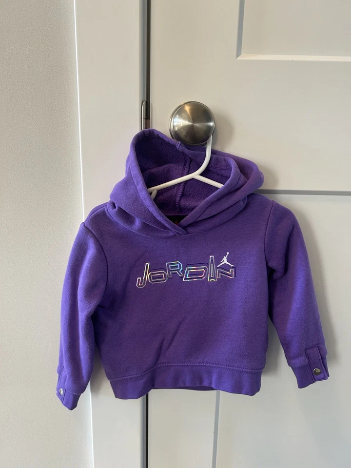 Sudadera Jordan Nike con capucha 2 piezas púrpura ligeramente usada para niñas talla 18M Foto 2 de 4
