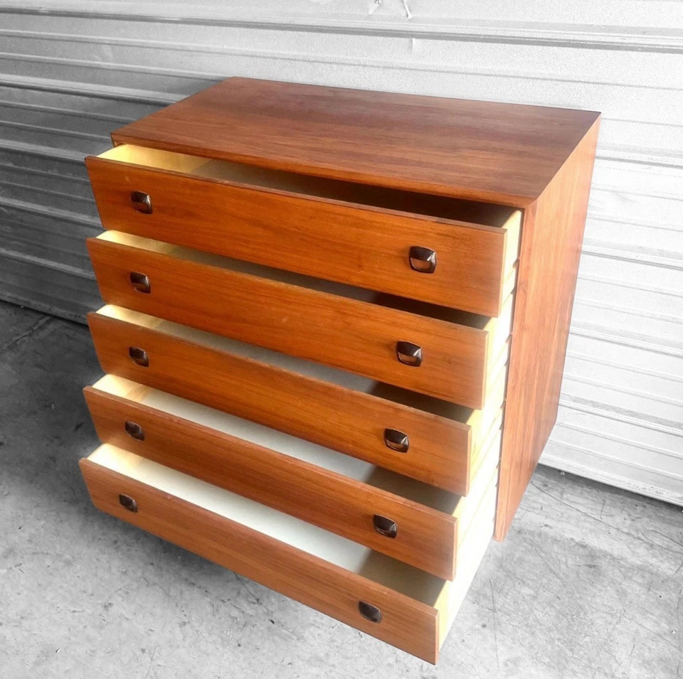 MCM Brutalist Danesa Teca Cómoda Alta o Alta Mediados de Siglo Moderna Almacenamiento Foto 3 de 4