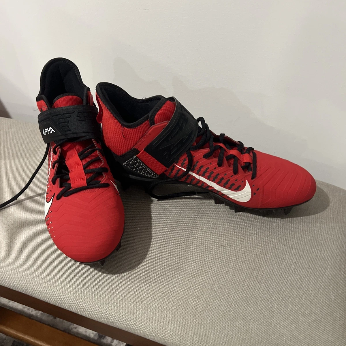 Preços baixos em Nike Alpha Menace Pro 2 Mid University Red Black