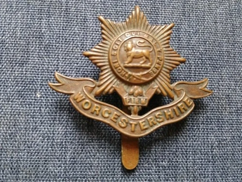 #112 – WW1 ERA, THE WORCESTERSHIRE REGIMENT CAP BADGE
