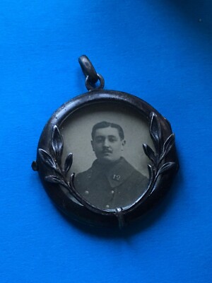 Ancien Pendentif Porte Photo en Métal Noirci Deuil Militaire