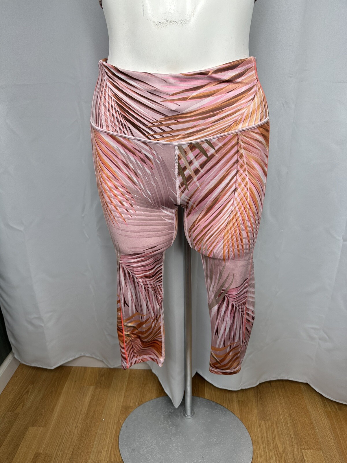 GAP Fit Eclipse Leaf Print High Rise Stretch Capr… - image 5