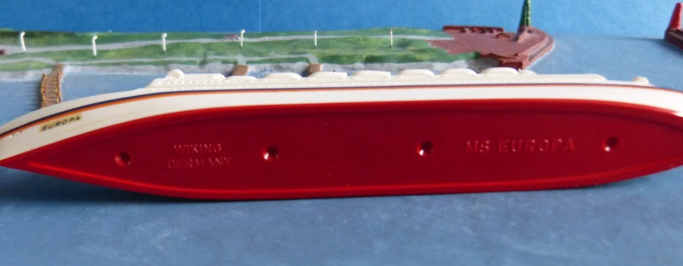 Wiking Kunststoff Modell 1 : 1250 Kreuzfahrtschiff Europa Hapag Lloyd 14,5 cm - Bild 4 von 4