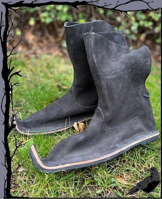 Mittelalter Schnabelstiefel aus Velourleder @  Sonderangebot Leonardo Carbone