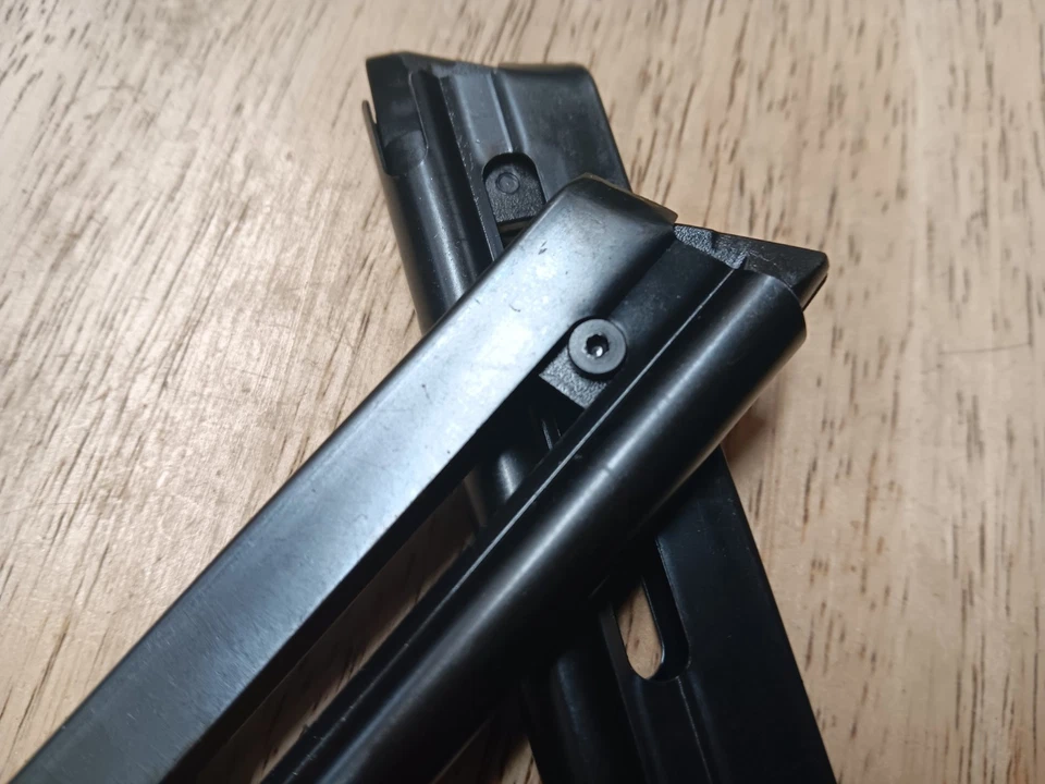 Conjunto de 2 Beretta modelo 71 Jaguar 8rd. 22Lr. Pentes - Imagem 3 de 4