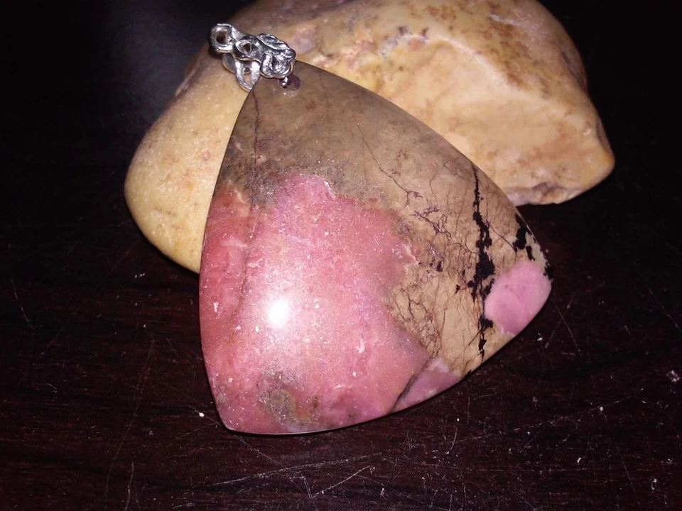 Colgante enchapado en oro blanco de 18 quilates de trillón de rodonita natural - 24,2 gramos Foto 4 de 4