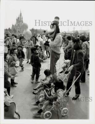 1984 Press Photo Goofy Meets Visitors at Disneyland, Urayasu