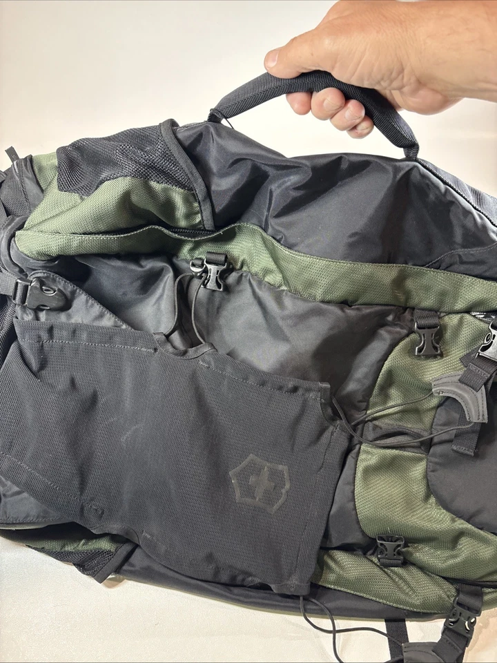 Mochila Victorinox - Expedition Conversion Verde y Negro - 28x15x10 pulgadas XL Viaje Foto 2 de 4