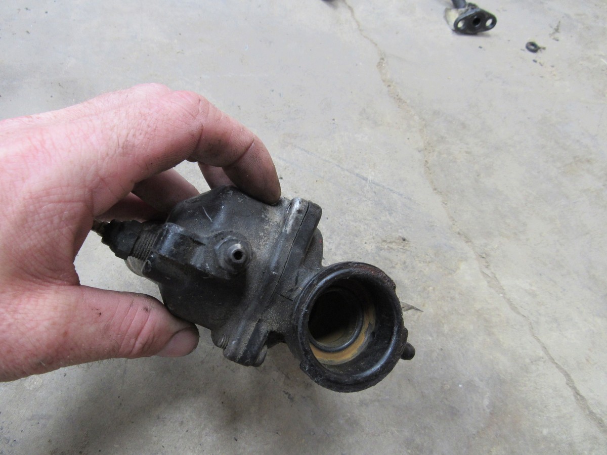 88-89 KAWASAKI NINJA 750R ZX 750 THERMOSTAT W HOUSING ASSEMBLY