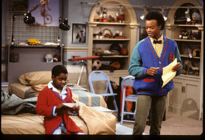 Gary Coleman Todd Bridges On 1985 Tv Series Different Strokes Old Photo 3
