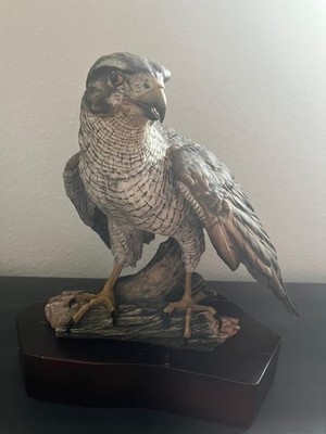 Porzellanfigur Habicht / Falke auf Holzsockel, Große Raubvogel-Skulptur 48cm