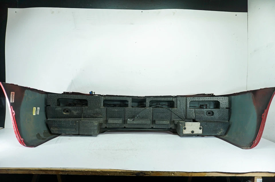 04-09 Cadillac XLR tampa traseira de fabricante de equipamento original vermelha com espuma de fáscia 5084 - Imagem 2 de 4