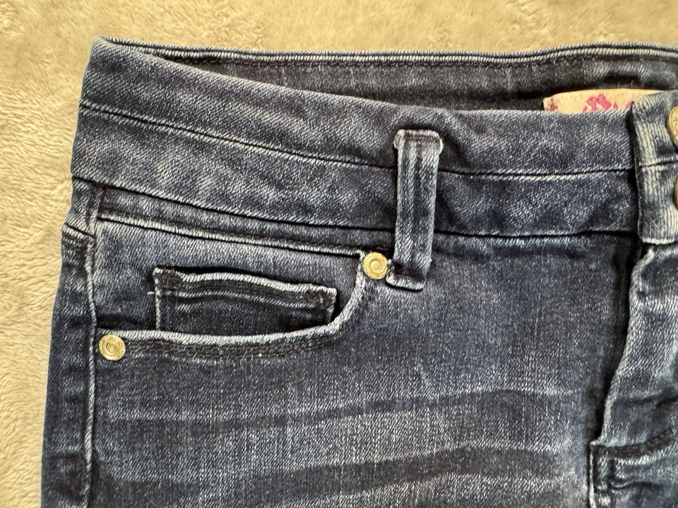 Pantalones Cortos de Jean Candie's con Puños Tiro Bajo Lavado Oscuro Elastizados Doble Botón Juniors 3 Foto 2 de 4