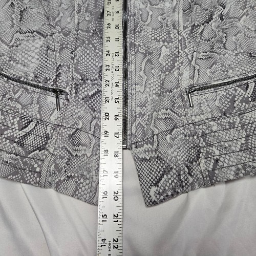 White House Black Market Ladies Waist jacket Size 12 Black & White Snake Skin - Picture 10 of 10