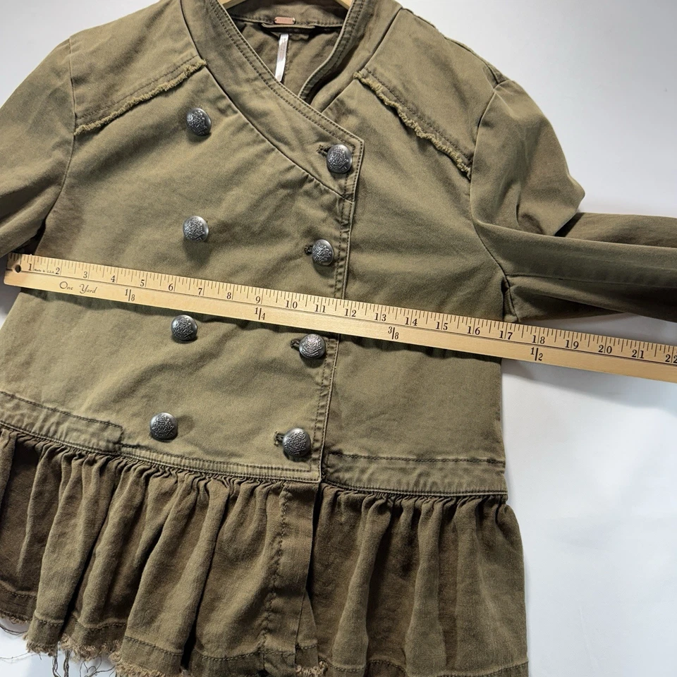 Chaqueta verde militar con dobladillo con volantes Free People con botones y peplum talla XS Foto 4 de 4