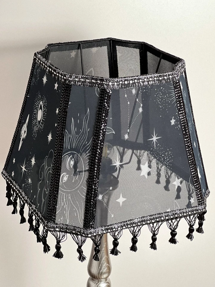 Pantalla victoriana dos tipos de tela y flecos con borlas Foto 3 de 4